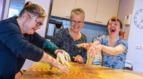 Stichting de Rozelaar geeft cliënten een nieuwe beleving met de Tovertafel
